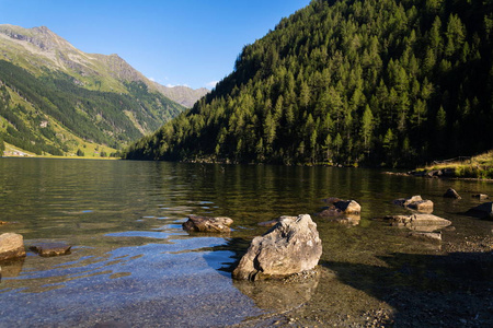 高山湖 Riesachsee 麻省理工学院附近斯在奥地利 Riesachsfalle