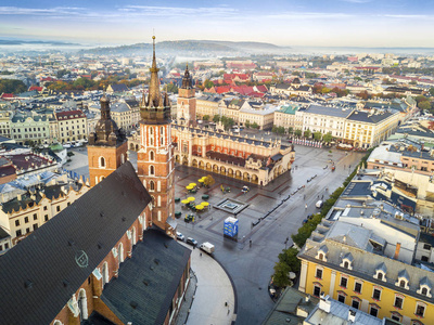美丽的历史性市场广场在日出，克拉科夫，波兰