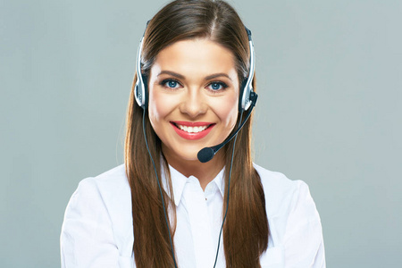 呼叫中心支持操作员，关闭女性客户服务的肖像。 孤立的工作室。