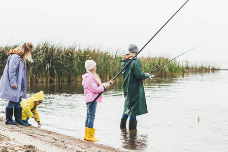 家人一起钓鱼