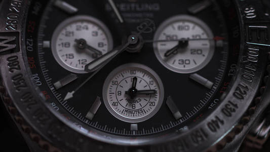 豪华的特写视图勒芒的手表。在黑色背景上的名贵手表的细节。选择性的焦点，浅景深。勒芒手表宏