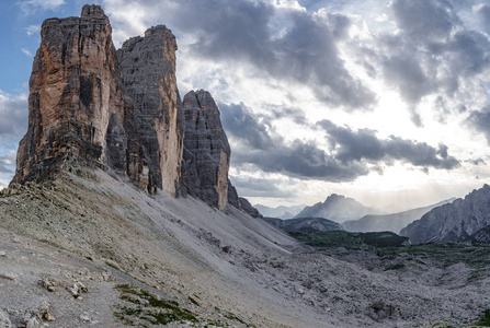 在夕阳与灰色的天空 n2 Tre 犯罪 di Lavaredo