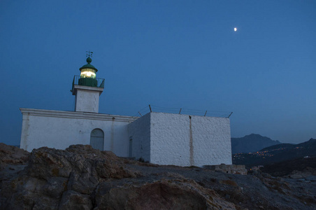 科西嘉 彼特拉灯塔，就职于 1857 年在 Ile de la 彼特拉 石头岛瑟 红岛，市上科西嘉的岩石岬晚上
