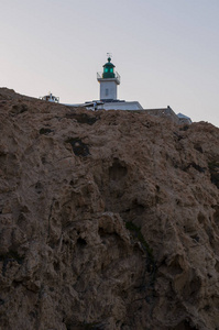 彼特拉灯塔，就职于 1857 年在 Ile de la 彼特拉 石头岛瑟 红岛，市上科西嘉的岩石岬科西嘉 日落