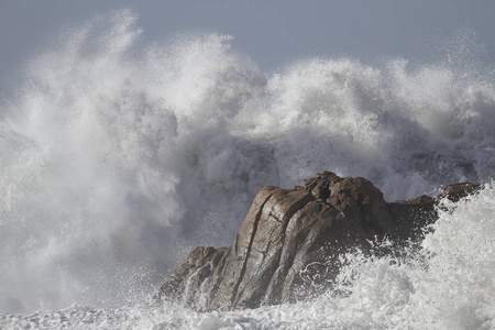 海浪打破岩石