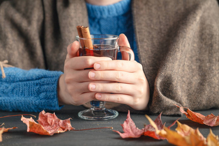 女性坐在家里喝些热饮料在秋天的季节