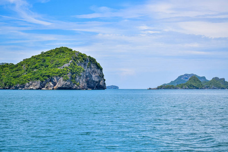 泰国海和海岛的热带海景在晴朗的蓝天