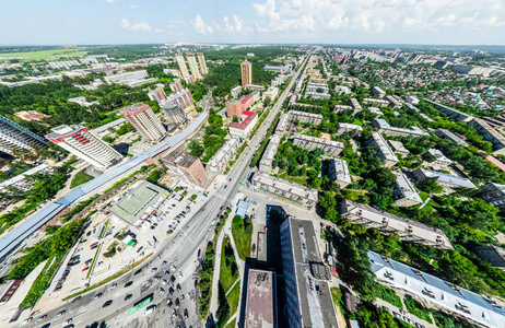 与空中城市景观 十字路口 道路 房屋 建筑物 公园及停车场。阳光灿烂的夏天全景图像