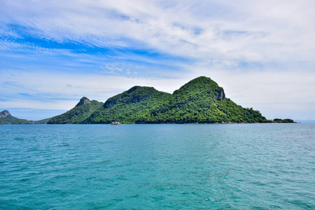 泰国海和海岛的热带海景在晴朗的蓝天