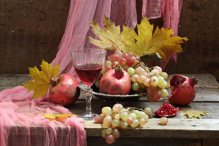 红葡萄酒与水果和秋叶花束