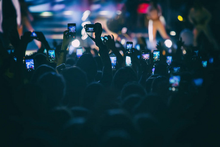 智能手机记录现场音乐节日的手