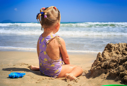 女孩坐在海滩看海洋