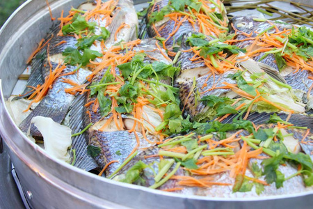 爽口的蔬菜，在锅中蒸的鱼