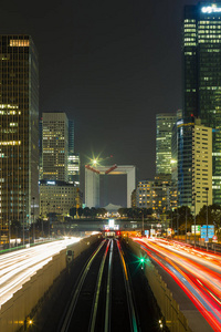 摩天大楼在巴黎商务区拉德芳斯。欧洲夜景观动态街道交通 汽车灯 玻璃幕墙的现代建筑。经济 财政 交通概念。定了调子