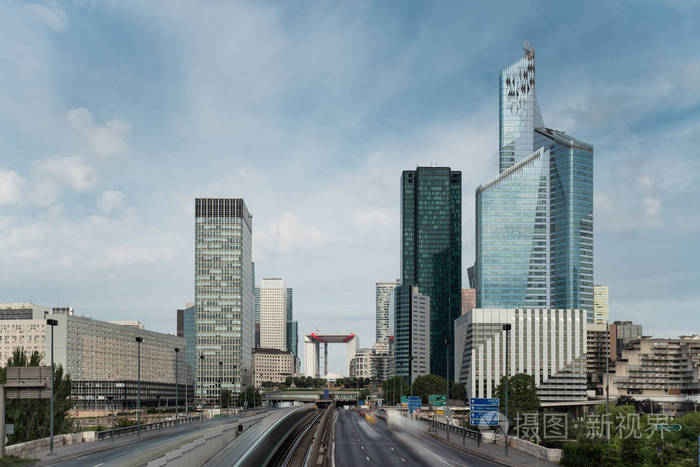 拉德芳斯区现代建筑物及动态街道交通在巴黎业务.