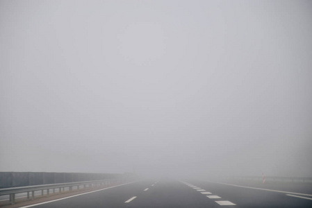 在多雾的时间高速公路
