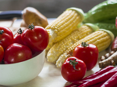 食品专业摄影。玉米番茄混合蔬菜