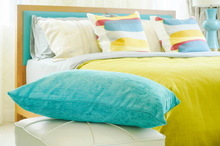 背景彩色床上用品绿色枕头特写图片