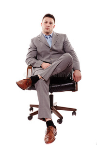 自信的商人坐在椅子上