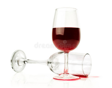 一杯精致的葡萄酒。空的，满的。