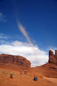 亚利桑那州纳瓦霍部落公园纪念碑谷的小龙卷风，