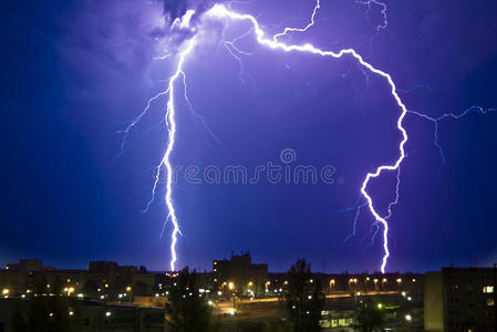 夜间雷雨