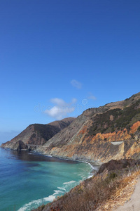 岩石海岸上的蔚蓝浪潮