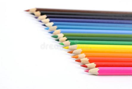 白色背景上一排彩色蜡笔一排彩色蜡笔