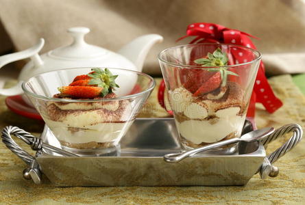 草莓装饰的意大利甜点提拉米苏