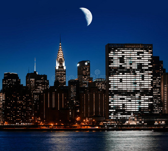 曼哈顿上空的月亮