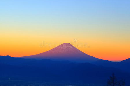 黎明时的富士山