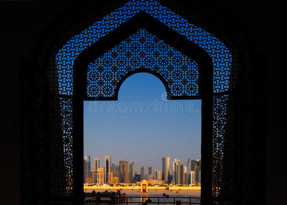 从卡塔尔多哈大清真寺看西海湾城市的天际线