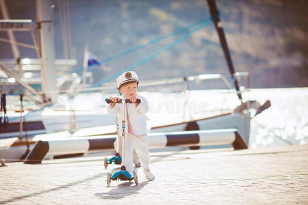 在码头上户外玩耍的小男孩