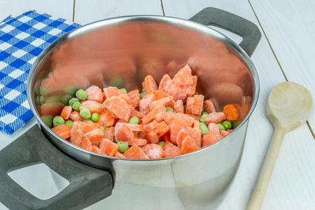 一壶冷冻豌豆和胡萝卜