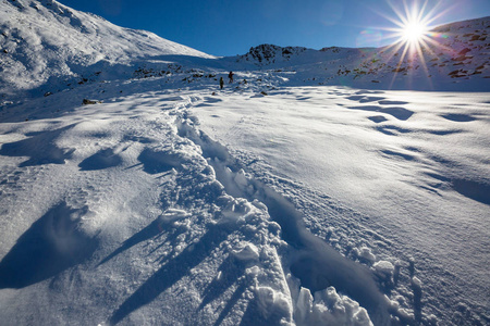 徒步旅行者在冬天山