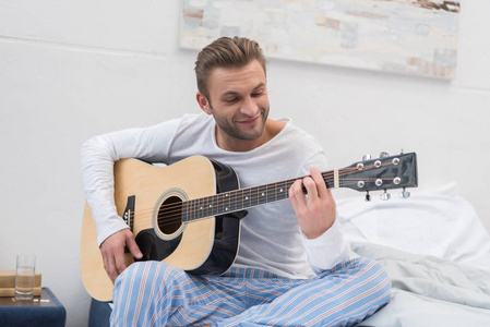人在床上弹吉他
