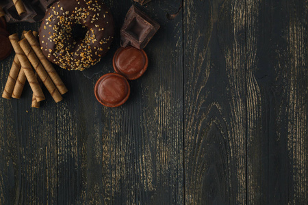 在木材上巧克力甜甜圈