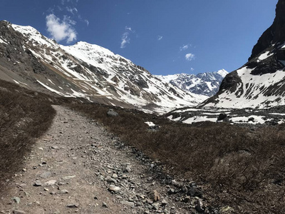 山雪与谷在智利圣地亚哥举行的景观