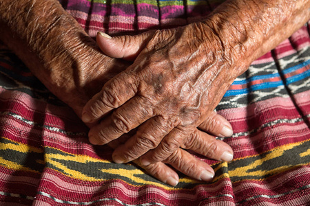 一个非常老的玛雅女人的手