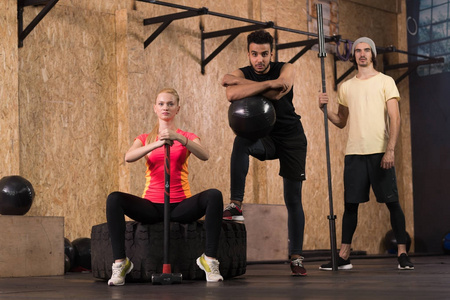 体育健身人群 Crossfit 训练设备, 严重的年轻健康男女健身房室内