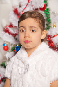 圣诞树很情绪化的孩子小姑娘