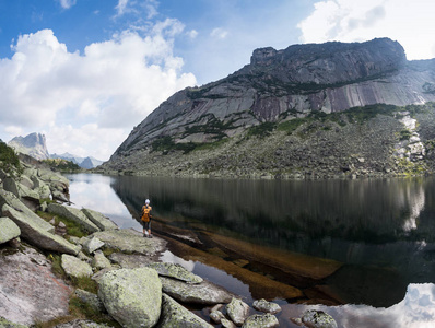 女孩享受美丽的山湖, 在 Ergaki 国家公园, 俄罗斯