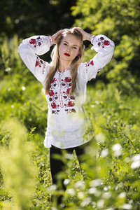 一个美丽的乌克兰妇女穿着传统的 vyshyvanka 衣服的肖像
