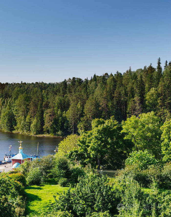 岛上有教堂的森林湾