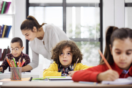 学校孩子们在教室里