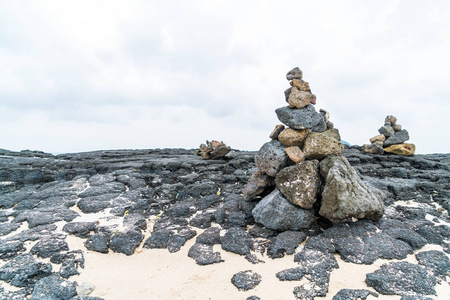 石塔上玄武质岩石在济州岛挟才海水浴场
