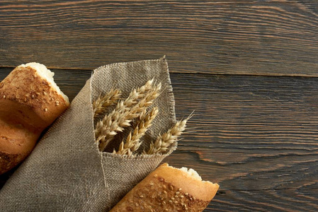 新鲜的面包上木质台面图片
