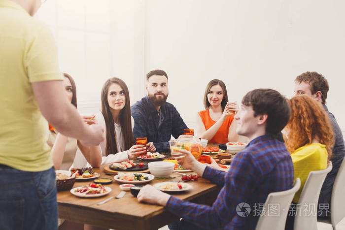 与朋友聚会吃饭时说烤面包