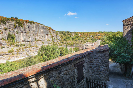 河上的桥 Ardeche 在老村庄附近 Balazuc