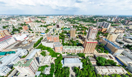 与空中城市景观 十字路口 道路 房屋 建筑物 公园及停车场。阳光灿烂的夏天全景图像